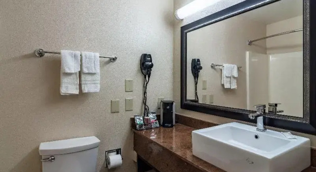 Четырёхместный номер Standard Red Roof PLUS+ & Suites Atlanta Airport South