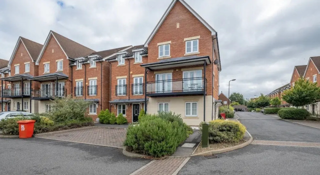Foxherne 6 Bed & 3 Bath Serviced Hse -20