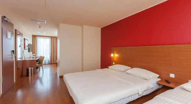 Семейный номер Standard Отель Premier Inn Frankfurt City Europaviertel