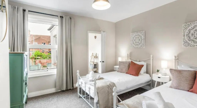 Marlborough Rest is a Quiet Central Holiday Home with Private Parking, Workspace and fully equiped Kitchen by Ginger and Gold, Забронировать Отель Отели Норидж с парковкой, рядом с Квартал Тумленд, Парковка