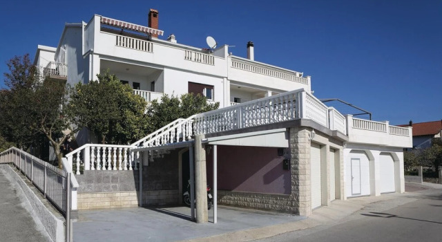 Awesome Home in Kastel Kambelovac With Wifi and 3 Bedrooms, Rezerwuj Hotel Hotele w Split-Dalmatia County z parkingiem, Parking