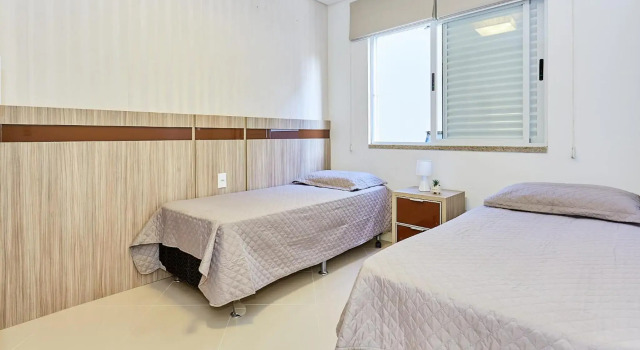 1075 Apartamento localizado a 100 metros da praia com 02 dormitórios e ampla sacada na praia do centro de Bombinhas, Забронировать Апартаменты/квартира Апартаменты Бомбиньяс, рядом с Bombinhas Panoramic View Park, Апартаменты/квартира