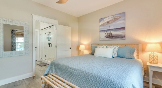 Коттедж с 3 комнатами Galveston Home w/ Pool Access, Walk to Beaches!