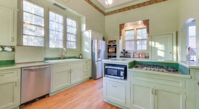Коттедж Ornate Victorian Home w/ Courtyard & Fire Pit!