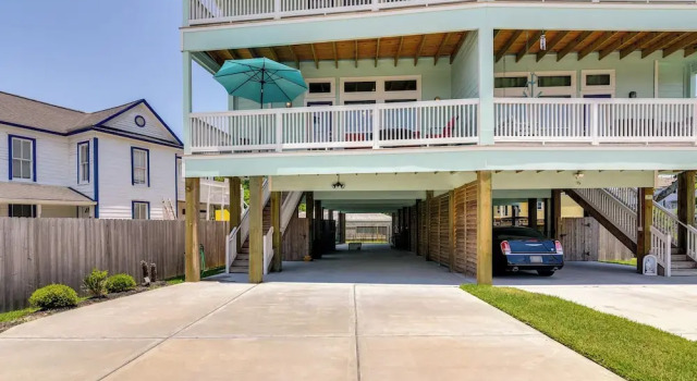 La Porte Home w/ Balconies: Walk to Beach!, Book Hotel La Porte Houston