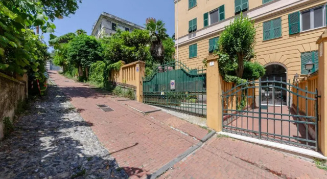 ALTIDO Family friendly Apt for 6, near Royal Palace Museum, Забронировать Отель Генуя Итальянская Ривьера, рядом с D'Albertis Castle