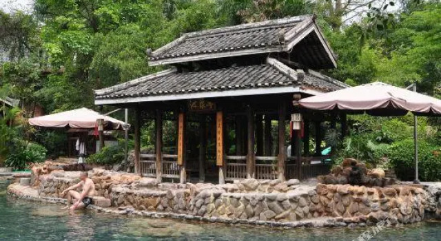 Guoyue Jiuquwan Hot Spring Villa Holiday Hotel, Rezerwuj Hotel Hotele w Nanning z parkingiem, Parking