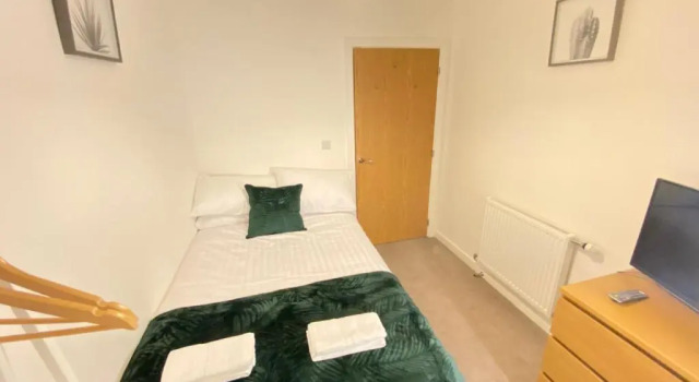 Апартаменты 3 Bedrooms doubles or singles, 2 PARKING SPACES! WIFI & Smart TV's, Balcony
