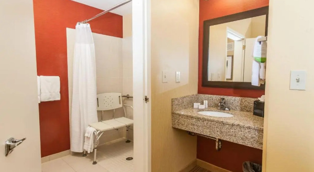 Четырёхместный номер Standard Courtyard by Marriott Florence