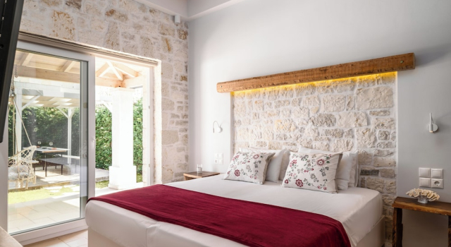 Villa Estia with Outdoor Hot Tub by Konnect - Next to the Beach, Prenota Villa Cottage a Agios Georgios, Cottage