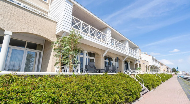 Luxury apartment overlooking the marina for 10 people