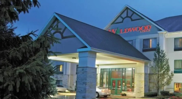 Wildwood Lodge, Varaa Hotelli Pewaukee Wisconsin