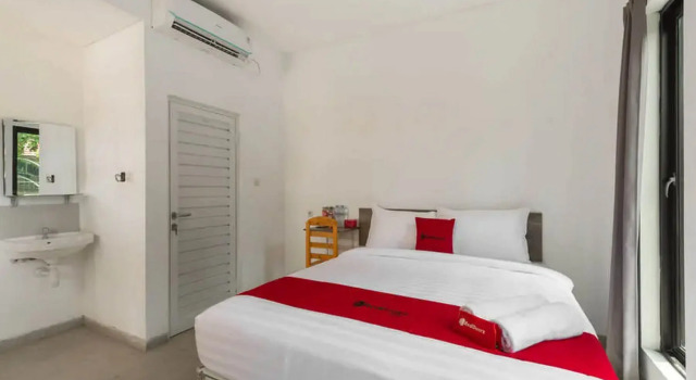 RedDoorz near Kaza Mall Surabaya