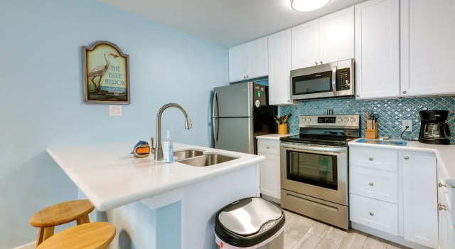 Апартаменты с 2 комнатами Waterfront Key Allegro Condo w/ Balcony & Pool