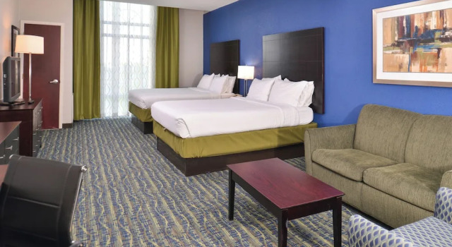 Трёхместный люкс Holiday Inn Express Hotel & Suites San Antonio by IHG