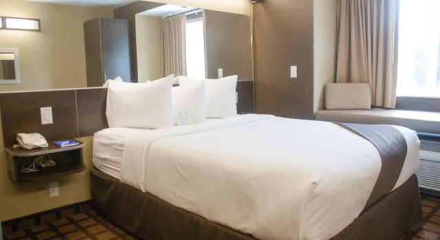 Двухместный люкс Microtel Inn & Suites by Wyndham Jacksonville Airport