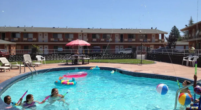 The River Inn & Suites, Buchen Sie Hotel Red Bluff Kalifornien