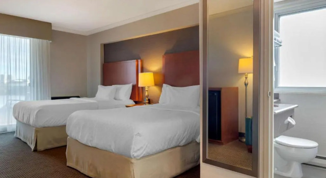 Четырёхместный номер Standard с балконом и с видом на реку Best Western Plus Gatineau-Ottawa Downtown