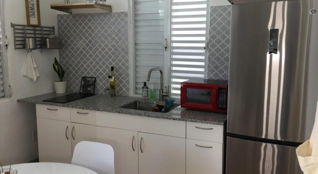 Beachside One bedroom Apt steps from prime beach generator parking included, Забронировать Отель Отели Сан-Хуан с парковкой, рядом с Barbosa Park, Парковка