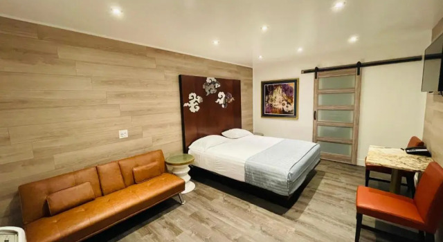 Casa Blanca Inn & Suites