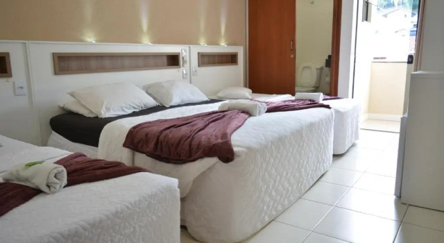 Четырёхместный номер Standard с балконом Hotel Estrela do Mar