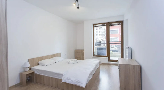 Bright 1bdr Apartment Near Center - Free Parking