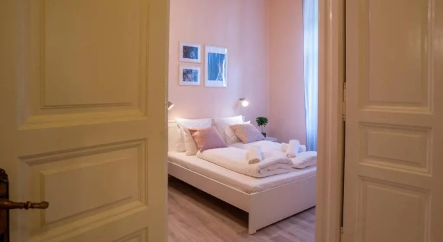 Central and large AC home away from home, Varaa Hotelli Budapest Budapest