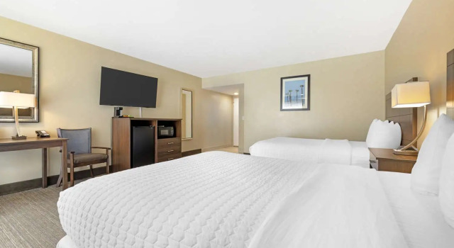 Четырёхместный номер Standard с видом на бассейн Best Western Oceanside Inn