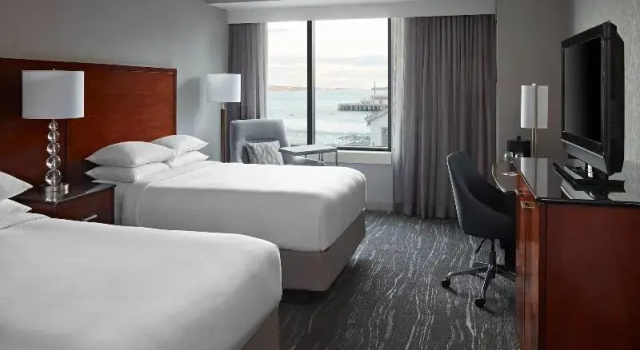 Четырёхместный клубный номер Standard Halifax Marriott Harbourfront Hotel