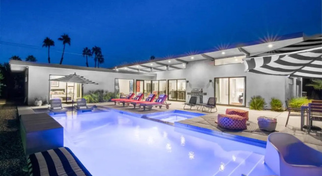 Just Built 5 Bedroom Luxury Retreat with All Private Baths, Забронировать Отель Отели Палм-Спрингса с парковкой, рядом с Palm Springs Mall Shopping Center, Парковка