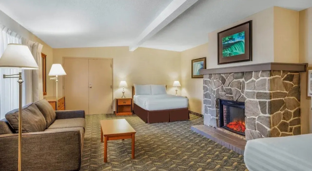 Люкс Travelodge by Wyndham Niagara Falls At the Falls