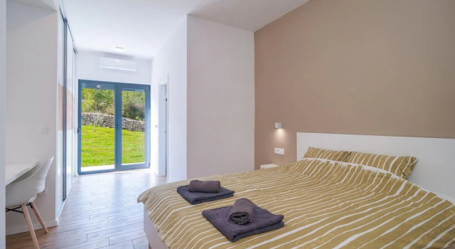 Beautiful Home in Stomorska With 4 Bedrooms, Wifi and Outdoor Swimming Pool