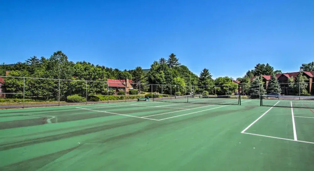 Resort Condo w/ Lake + Pool ~ 5 Mi to Flume Gorge!, Забронировать Курортный отель Отели Норт-Вудсток с парковкой, Парковка