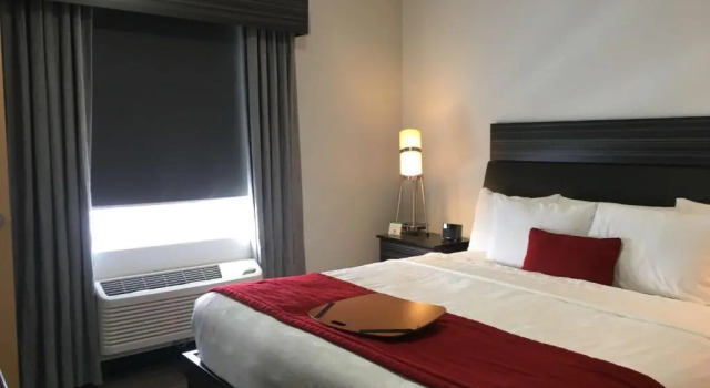 Люкс Superior Best Western Plus Airport Inn & Suites