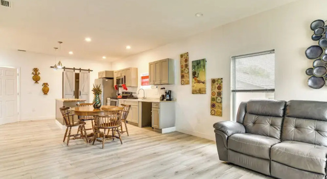 Close to Attractions: Tampa Retreat w/ Yard!, Rezerwuj Dom wakacyjny Hotele w Tampa z parkingiem, Parking