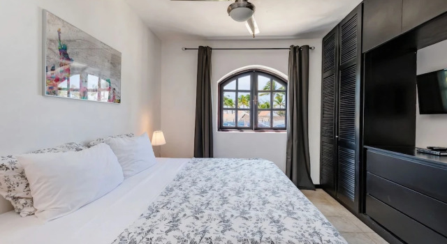 Кровать в общем номере с красивым видом из окна Flor del Mar Condo Punta Cana Beachfront