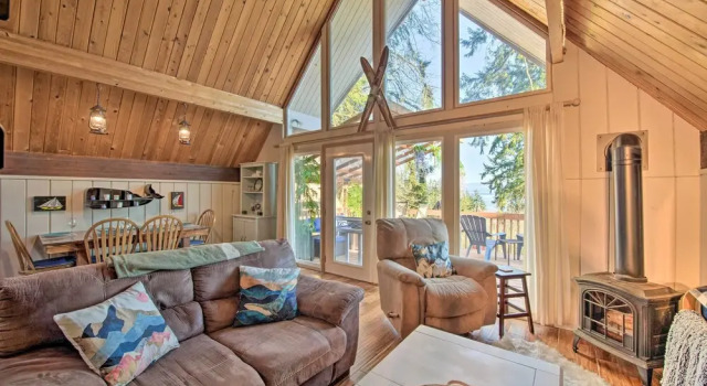 Unique Camano Cabin w/ Mountain + Water Views, Boek Vakantiehuis Camano 