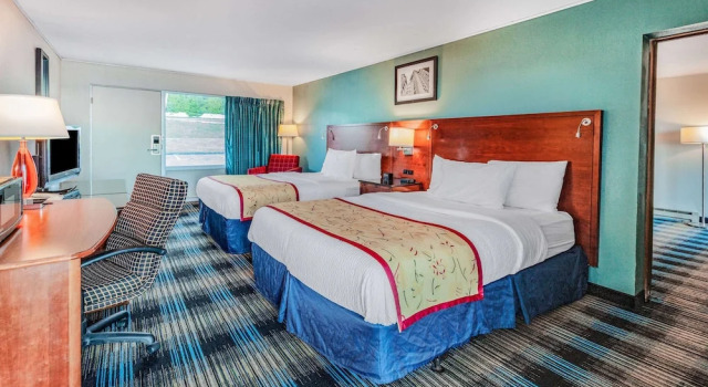 Люкс с балконом и с видом на озеро Days Inn & Suites by Wyndham St. Ignace Lakefront