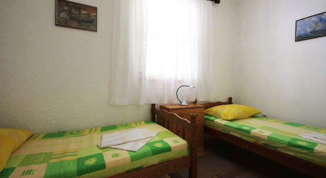 Apartment Šera - 50 m from beach: A2 Pisak, Riviera Omis, Rezerwuj Apartament Marusici Split Region