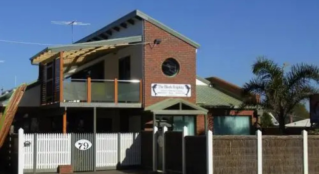 Black Dolphin Waterfront Townhouse - Bay Views, Rezerwuj Hotel Hotele w Phillip Island z parkingiem, Parking