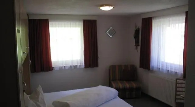 Haus Leo, Prenota Hotel Hotel a Tirolo con parcheggio, Parcheggio