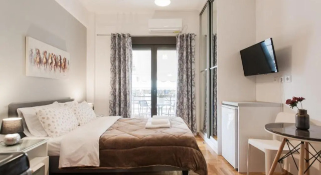Студия с балконом Nicholas Point Apartments and Rooms