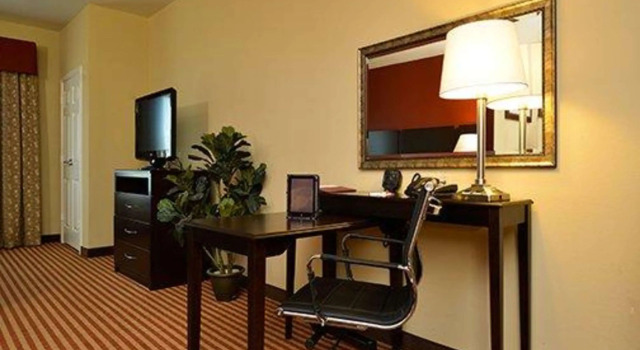 Двухместный люкс Comfort Suites Bay City East