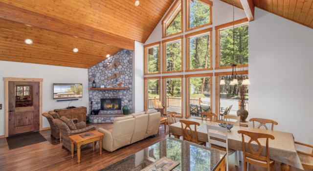 Коттедж Getaway Moose 3 Bedroom Home by NW Comfy Cabins by RedAwning