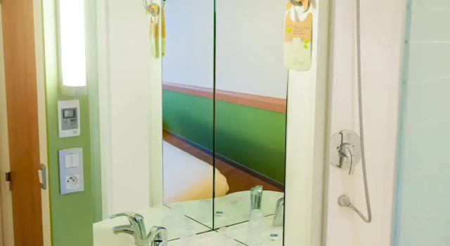 Трёхместный номер Standard Ibis Budget Bayeux