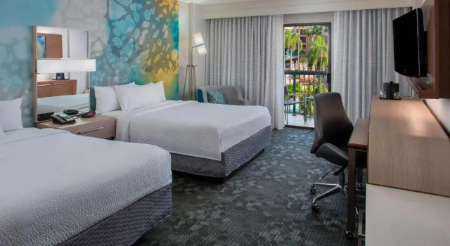 Четырёхместный номер Standard с балконом и с видом на бассейн Courtyard, Lake Buena Vista, Orlando Marriott Village