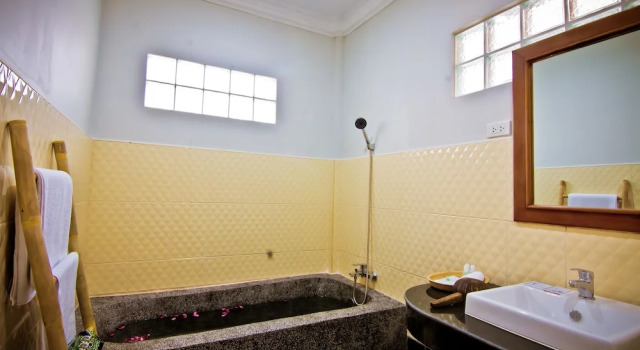Трёхместный полулюкс RaVorn Villa Boutique
