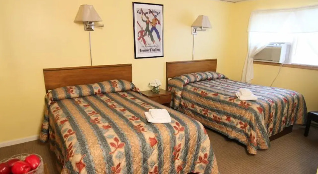 Moore's Motel, Varaa Motelli Hotellit New England uima-altaalla, Uima-allas