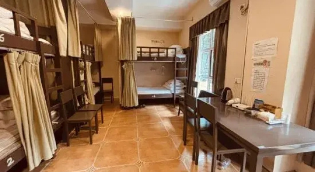 Кровать в общем номере (мужской номер) Leshan Haiyun International Youth Hostel