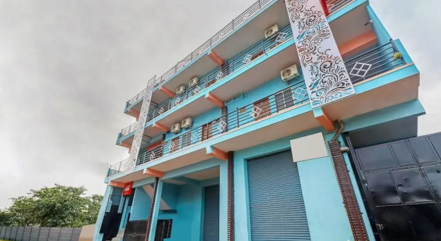 OYO 17177 Ams Hotel